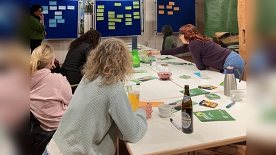 Die Frauen bei der inhaltlichen Arbeit (Bild: Birgit Eitner)