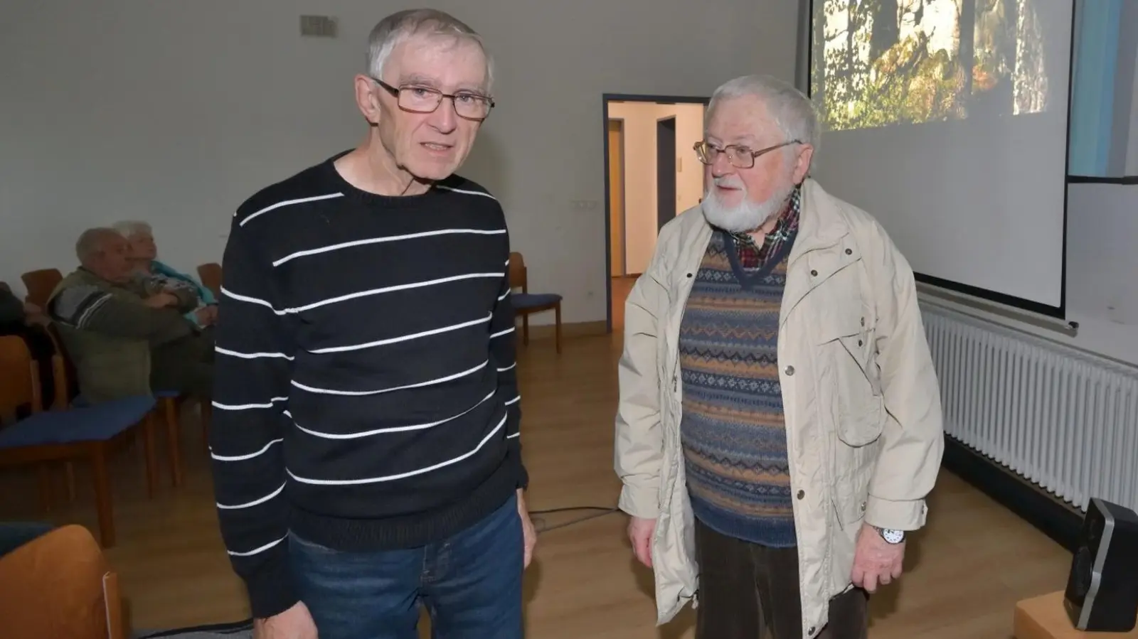 In der Pause musste Franz Hoffmann (links) in Fuchsmühl viele Fragen beantworten. (Bild: Helmut Greger)