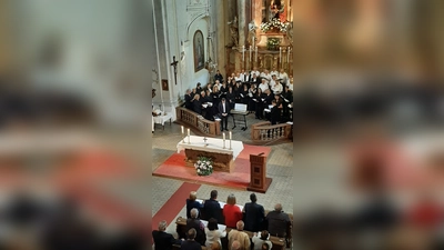 Die Kirchenchöre von Tirschenreuth und Plößberg beim letzten gemeinsamen Auftritt in St. Anna, Planá (Bild: Florian Löw)