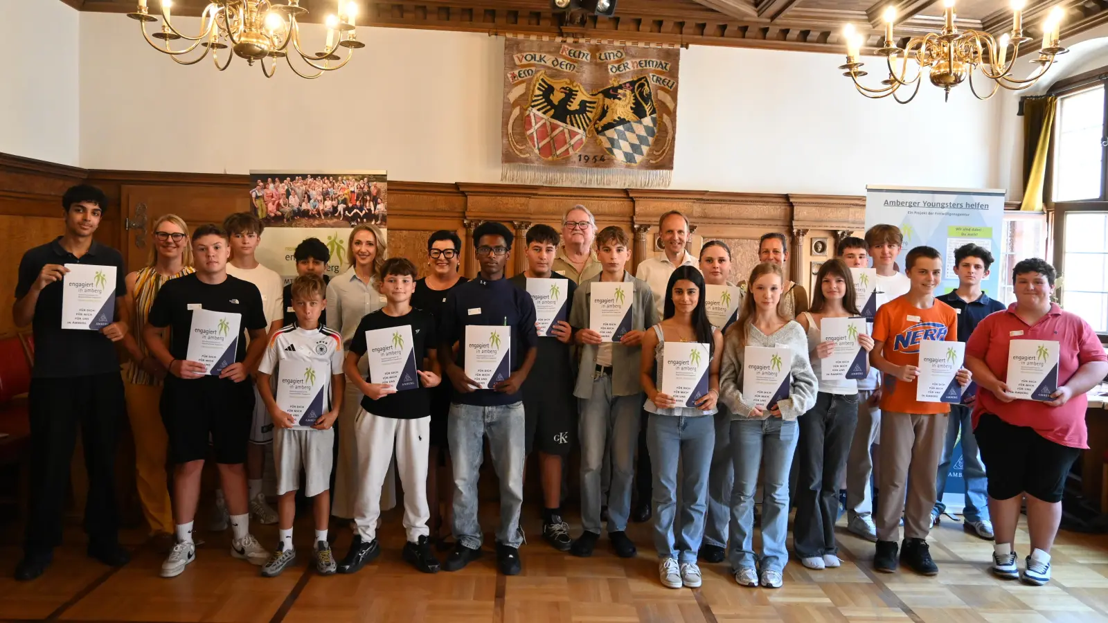 20 freudestrahlende „Amberger Youngsters“ erhielten ihre Urkunden aus den Händen von Ambergs Zweiter Bürgermeisterin Birgit Fruth im Rahmen einer Feierstunde im Kleinen Rathaussaal. (Bild: Simon Hauck, Stadt Amberg)