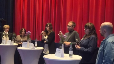 Teilnehmende Podiumsgäste v. r.: Lars Smekal, Kamila Härtl, David Aue, Myriam Vogtmann, Astrid Bösl, Marion Neumann. (Bild: Sabine Frank)
