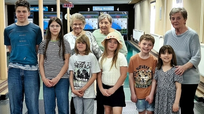 Im Bild vorne die Gewinner der Jugend von links Anton, Helena und Johann Kerschbaum, Romy Rüth, Luis Ertl, Leni Ertl, sowie hinten die geehrten Siedlermütter Irma Meier, Gertraud Busl und Monika Ertl. (Bild: Hans-Jürgen Meier)