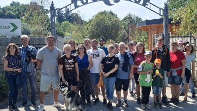 Die Vereinsmitglieder vor dem Zoo Hof. (Bild: Wolfgang Rebl)