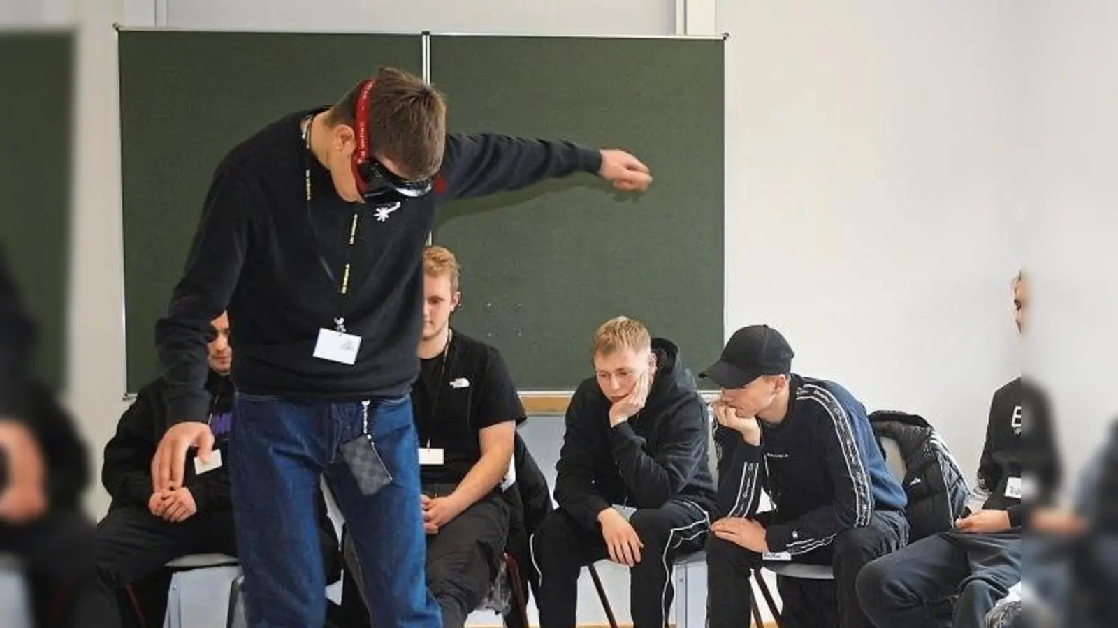 Mit der sogenannten Rauschbrille wurde die Teilnahme am Straßenverkehr bei Alkoholeinfluss simuliert. (Bild: Karl-Heinz Dietrich)