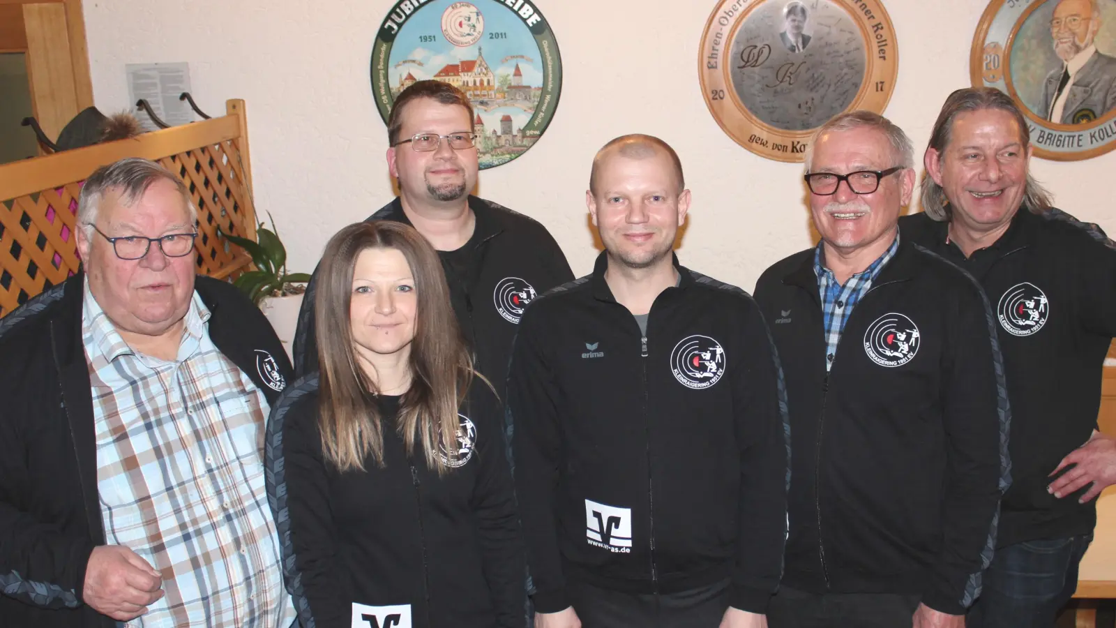 Bild (von links): Geburtstagskind Anton Donhauser, Ramona Gehringer, 1. Schützenmeister Christian Hiltl, Alexej Urbanovic, Willi Reil und Oberschützenmeister Markus Böhm. (Bild: Werner Koller)