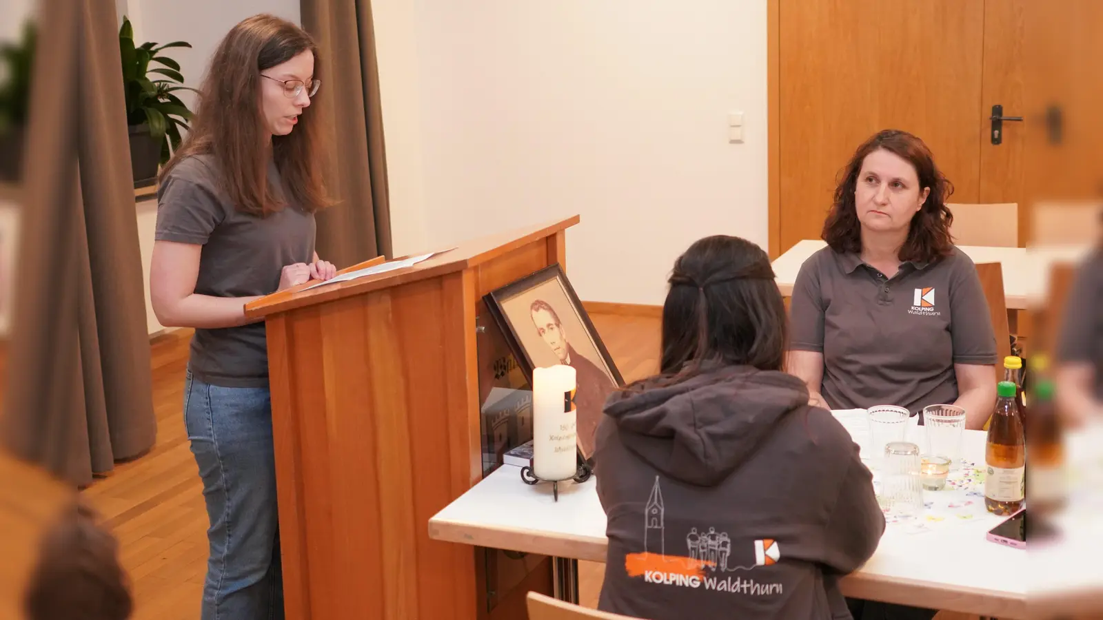 Kolping - Schriftführerin Katharina Bäumler (links) blickt auf das vergangene Vereinsjahr zurück (Bild: Franz Völkl )