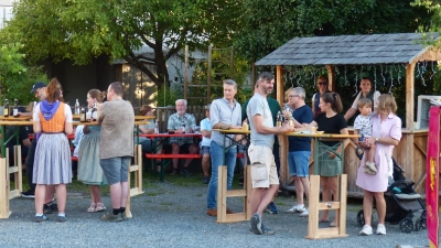 Die Stehtische waren heiß begehrt. (Bild: Hans Meißner)