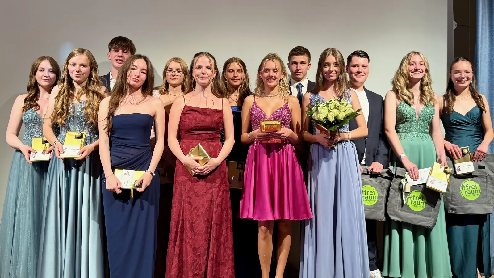 Die erfolgreichsten Absolventinnen und Absolventen des Prüfungsjahrgangs 2026. (Bild: Stefanie Stich)