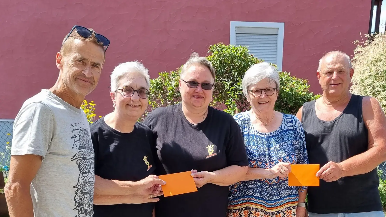 Die Aktion Feuerkinder und die Selbsthilfegruppe Behinderte/Nichtbehinderte bekamen jeweils 300 Euro von der Anwohnergemeinschaft im Wohngebiet links der Leonberger Straße. Von links Volker Führlich, Elisabeth Wildenauer, Stephanie Mühlbauer, Dr. Annemarie Schraml und Alfred Bernreuther. (Bild: Irmgard Süß)