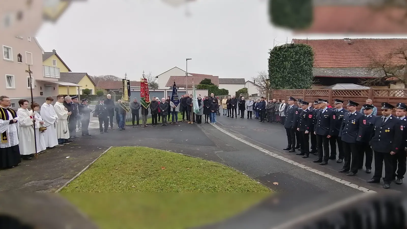 Die Vereine und Verbände der Pfarrei St. Konrad beim Volkstrauertag an der alten Dorfkapelle St. Ursula (Bild: Martin Schafbauer)