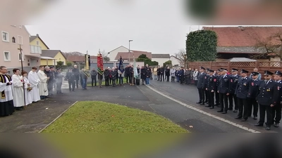 Die Vereine und Verbände der Pfarrei St. Konrad beim Volkstrauertag an der alten Dorfkapelle St. Ursula (Bild: Martin Schafbauer)