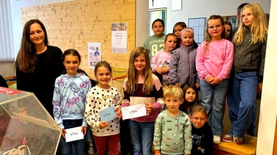 Katarina Elbl Müllhofer mit den Gewinnern des Lesewettbewerbs. (Bild: Regina Pschirrer)