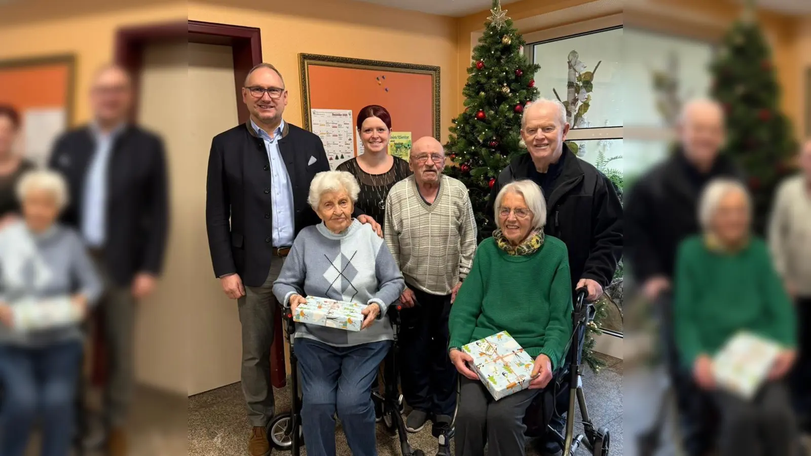 Bürgermeister Richard Kammerer (hinten links) und Seniorenbeauaftragter Erhard Kleber (rechts hinten) besuchten die Manteler Senioren in den verschiedenen Pflegeheimen.  (Bild: Ulrike Kammerer)