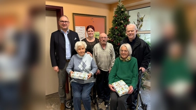 Bürgermeister Richard Kammerer (hinten links) und Seniorenbeauaftragter Erhard Kleber (rechts hinten) besuchten die Manteler Senioren in den verschiedenen Pflegeheimen.  (Bild: Ulrike Kammerer)
