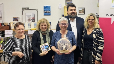 FU-Vorsitzende Eva Fröhlich (1. v. r.) und 1. Bürgermeister Stefan Frank gratulierten den drei Gewinnerinnen (v.l.) Elisabeth Simbeck, Gisela Bühl und Klara Waninger.  (Bild: Antonia Herbst)