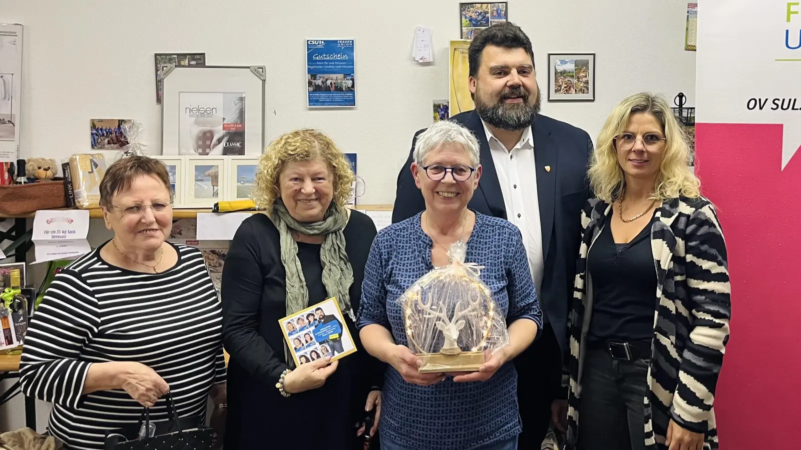 FU-Vorsitzende Eva Fröhlich (1. v. r.) und 1. Bürgermeister Stefan Frank gratulierten den drei Gewinnerinnen (v.l.) Elisabeth Simbeck, Gisela Bühl und Klara Waninger.  (Bild: Antonia Herbst)
