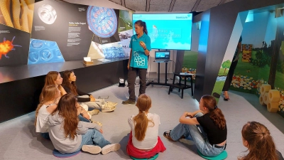 Bionik bezeichnet die technische Nachahmung biologischer Phänomene - faszinierende Beispiele dafür lernten die Schülerinnen der DJDS im „Bionicum” des Nürnberger Zoos kennen. (Bild: Markus Hammer)