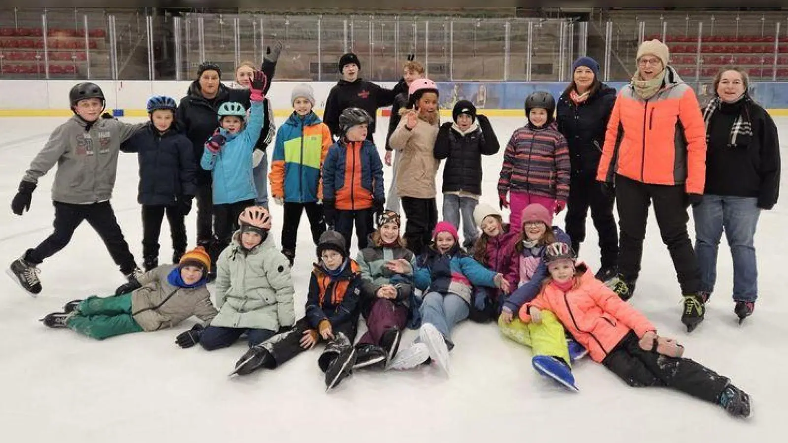 Gruppenfoto in der Eishalle. (Bild: Andrea Schwägerl)