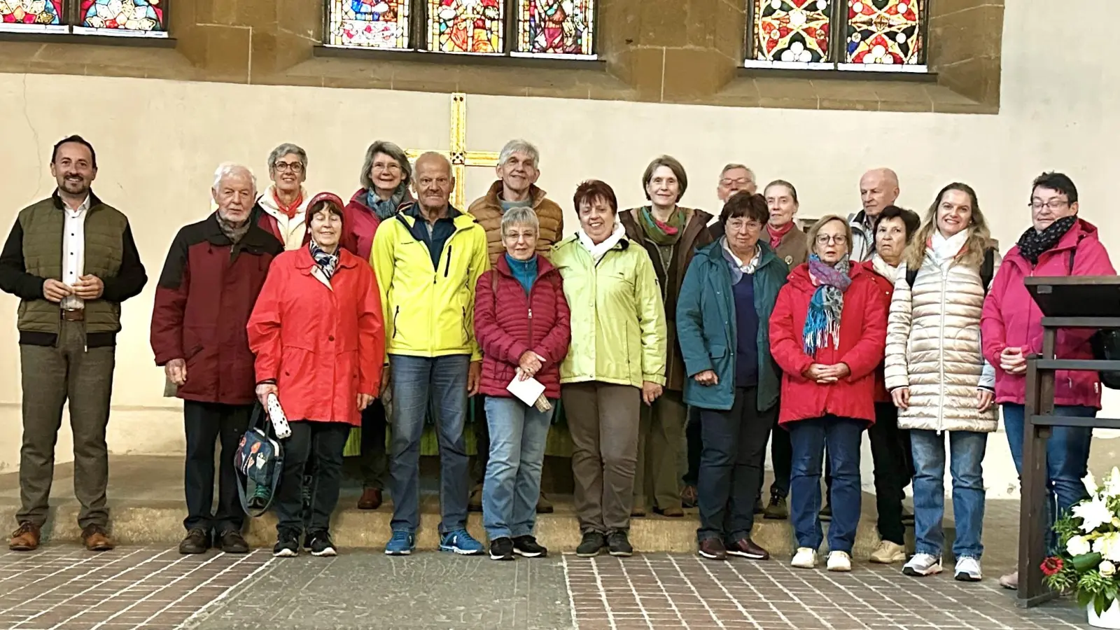 Die Gemeindeglieder mit Pfarrer Stefan Fischer (links) in der Augustinerkirche in Erfurt, wo Luther als Mönch eintrat (Bild: Stefan Fischer )
