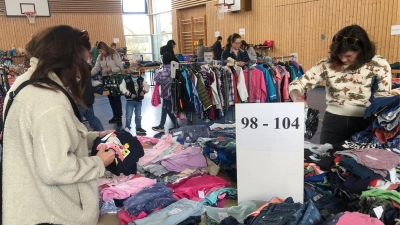 Frühjahrs- und Sommerkleidung vom Baby bis Teenager gab es beim Frühjahrsbasar in der Schulturnhalle in Mantel.  (Bild: Eva Seifried)