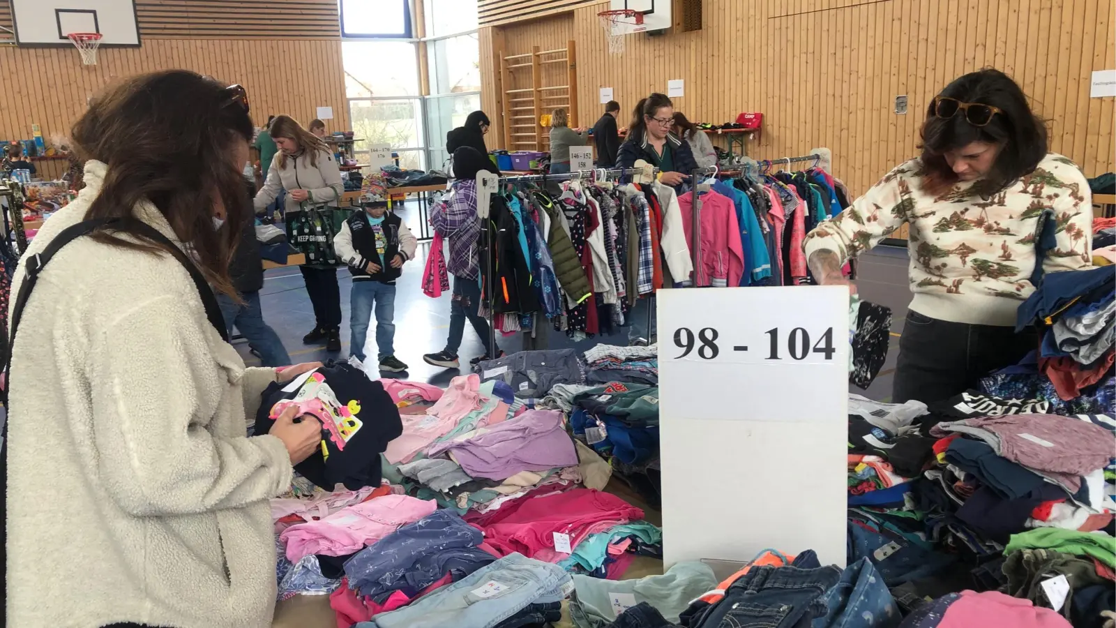 Frühjahrs- und Sommerkleidung vom Baby bis Teenager gab es beim Frühjahrsbasar in der Schulturnhalle in Mantel.  (Bild: Eva Seifried)