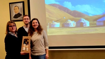 Kleines Dankeschön von der Vorsitzenden Petra Teichner für die Abenteuerreisenden  (Bild: Beate Suttner)