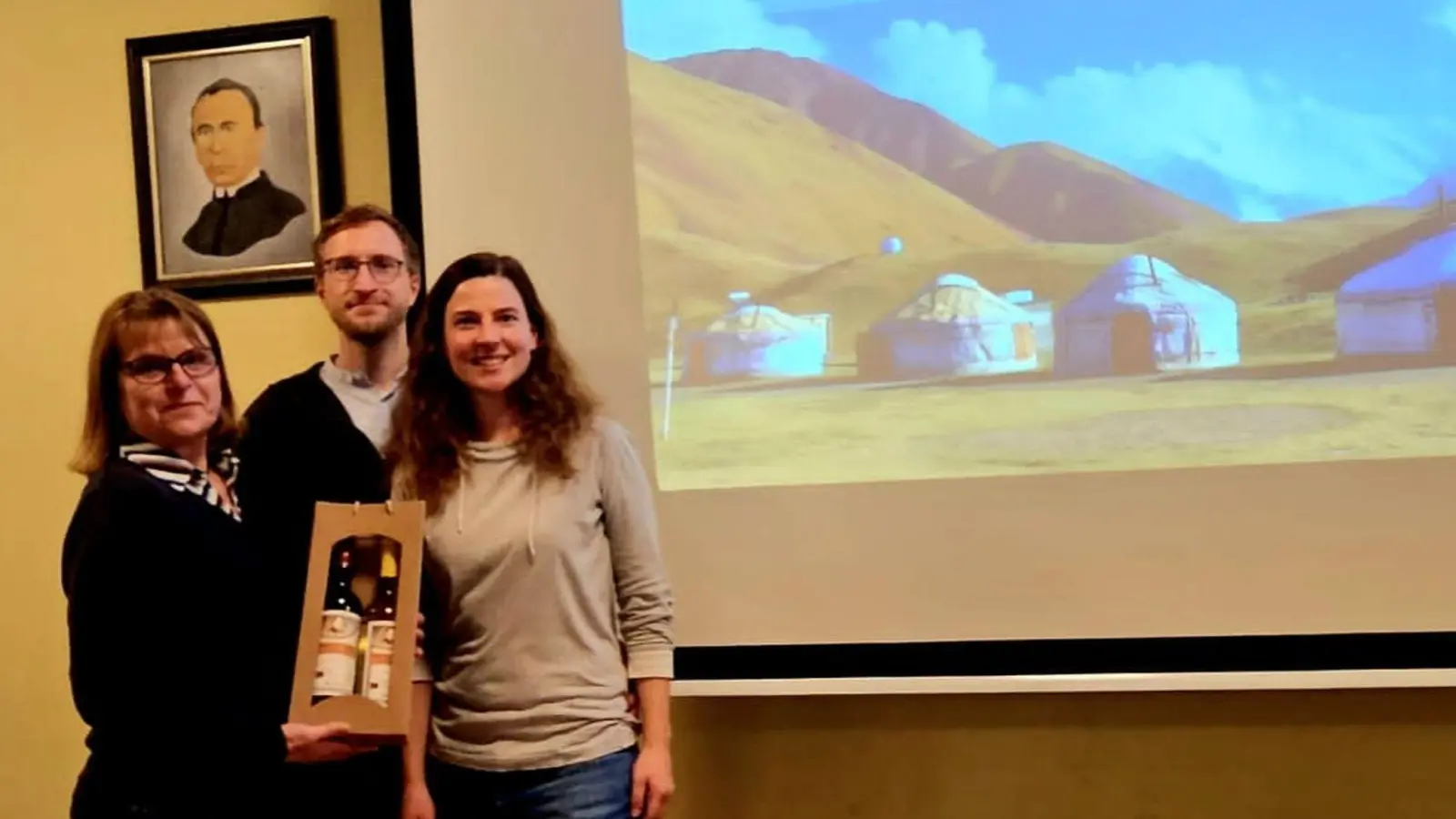 Kleines Dankeschön von der Vorsitzenden Petra Teichner für die Abenteuerreisenden  (Bild: Beate Suttner)