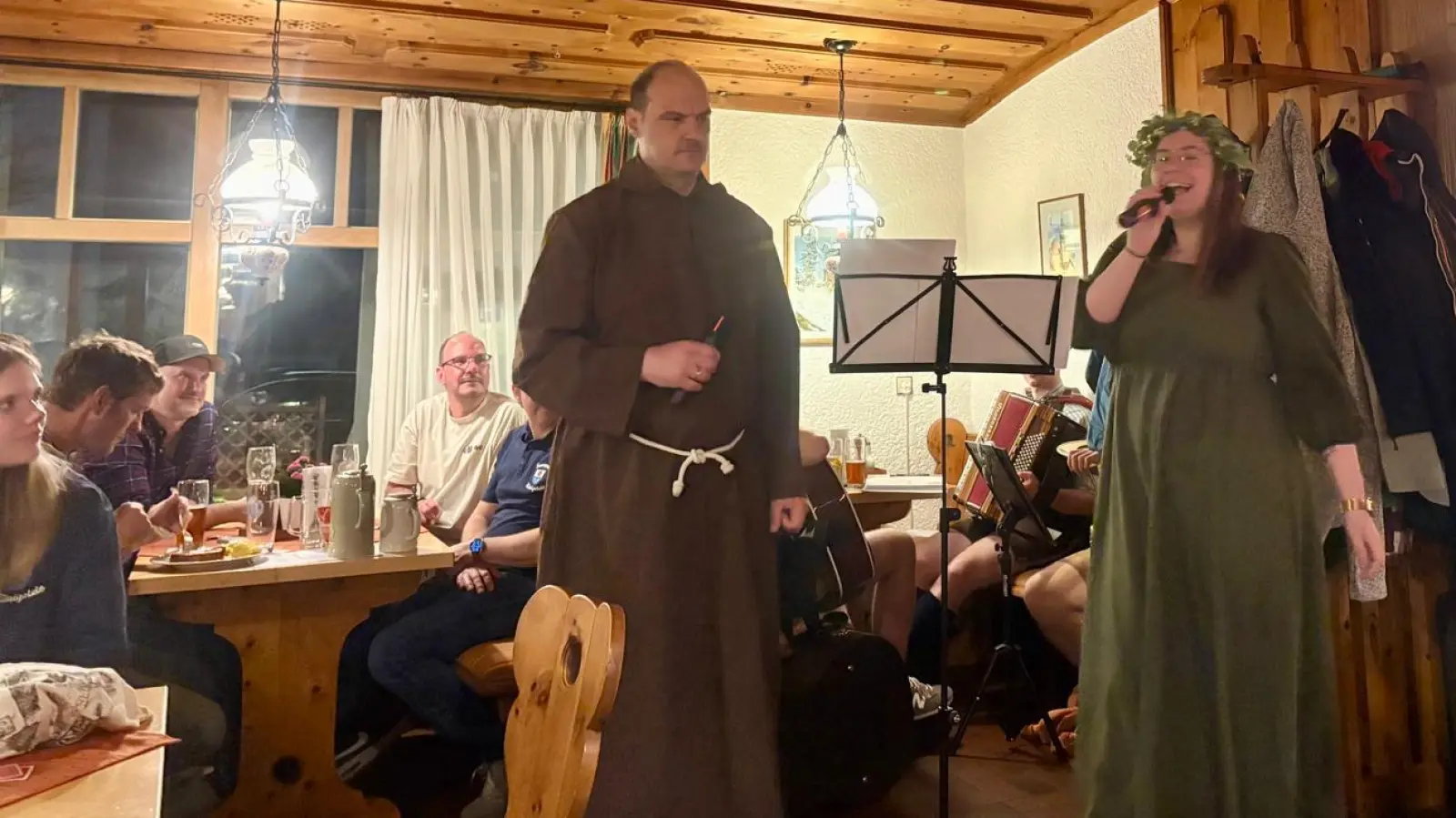 Bruder Barnabas (Marco Specht) und Mamma Bavaria (Larissa Bauer) sorgten für ordentlich Lacher beim Publikum. (Bild: Markus Rippl)