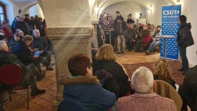Zahlreiche Bürgerinnen und Bürger kamen in den historischen Pfarrhof um mit den Kandidatinnen und Kandidaten der CSU mit Miriam Hanebuth an der Spitze zur reden und sich auszutauschen. (Bild: Thomas Stock)