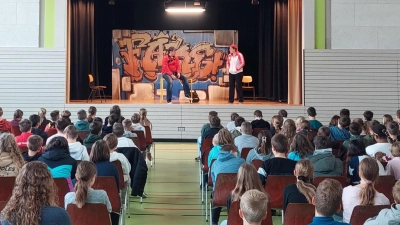 Die Theatergruppe Radiks bei der Aufführung von „Fake – oder war doch nur Spaß“ zum Thema Cybermobbing in der Turnhalle der Lobkowitz-Realschule. (Bild: Jörg Sander)