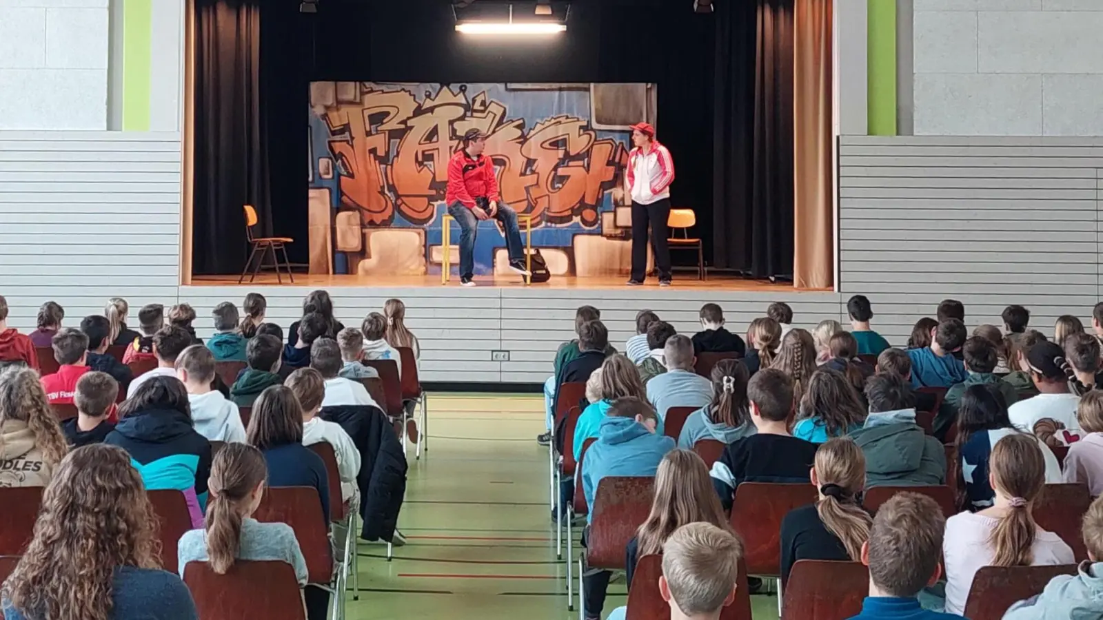 Die Theatergruppe Radiks bei der Aufführung von „Fake – oder war doch nur Spaß“ zum Thema Cybermobbing in der Turnhalle der Lobkowitz-Realschule. (Bild: Jörg Sander)