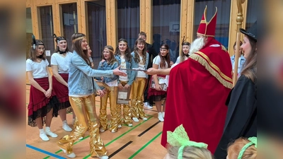 Der Nikolaus beim Training der Freudenberger Garde in der Schulturnhalle. (Bild: Daniela Brunner)