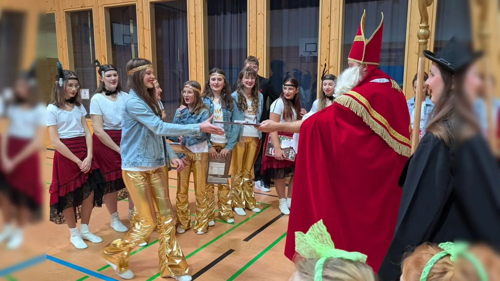 Der Nikolaus beim Training der Freudenberger Garde in der Schulturnhalle. (Bild: Daniela Brunner)