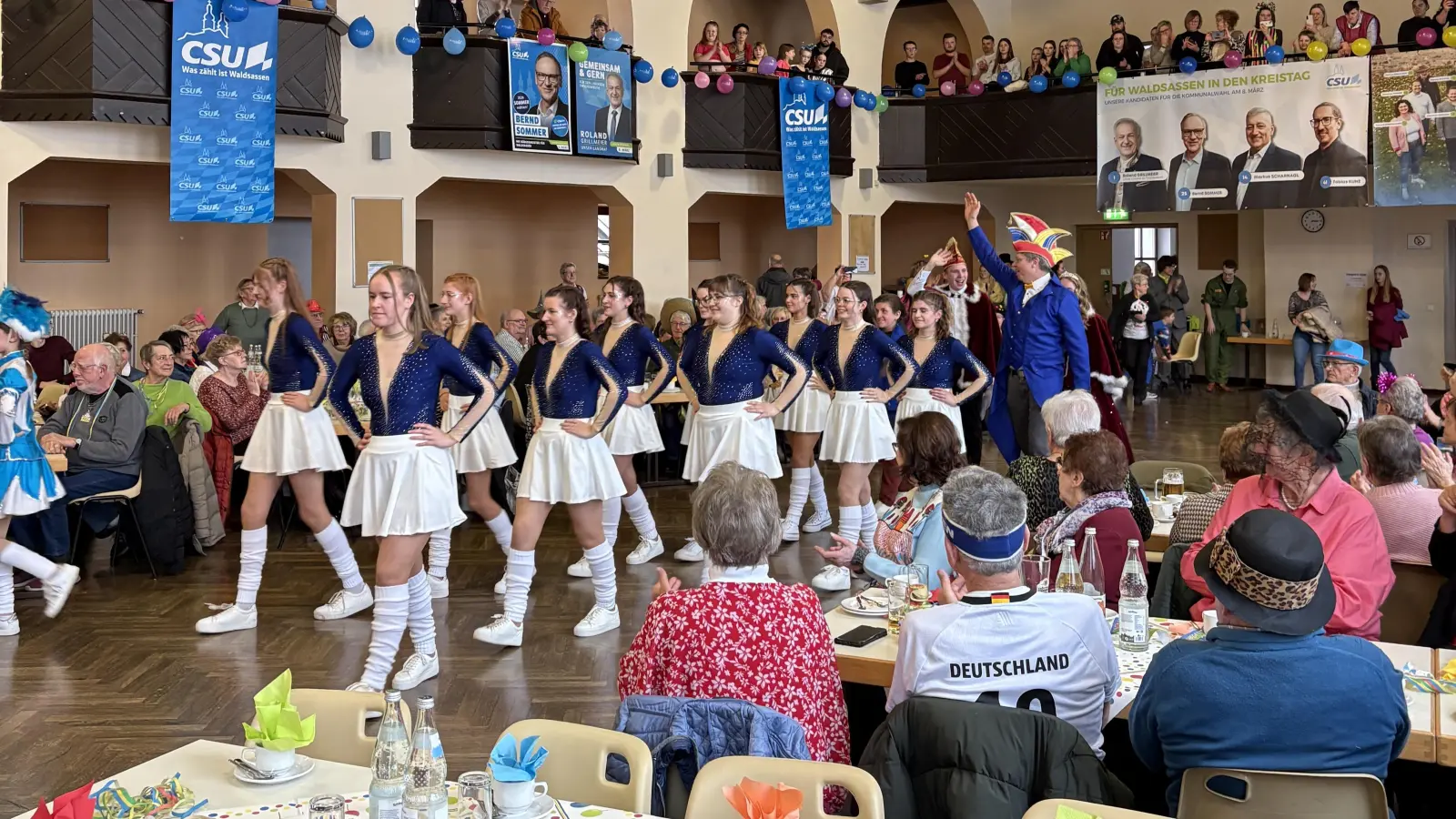 Der Schlüsselclub Münchenreuth war mit Faschingspräsident Alexander Hübner, Prinzenpaar Lukas I. und Maxima I. und zwei Tanzgarden bei Fasching 60+ zu Gast (Bild: Markus Scharnagl)