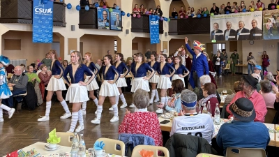 Der Schlüsselclub Münchenreuth war mit Faschingspräsident Alexander Hübner, Prinzenpaar Lukas I. und Maxima I. und zwei Tanzgarden bei Fasching 60+ zu Gast (Bild: Markus Scharnagl)