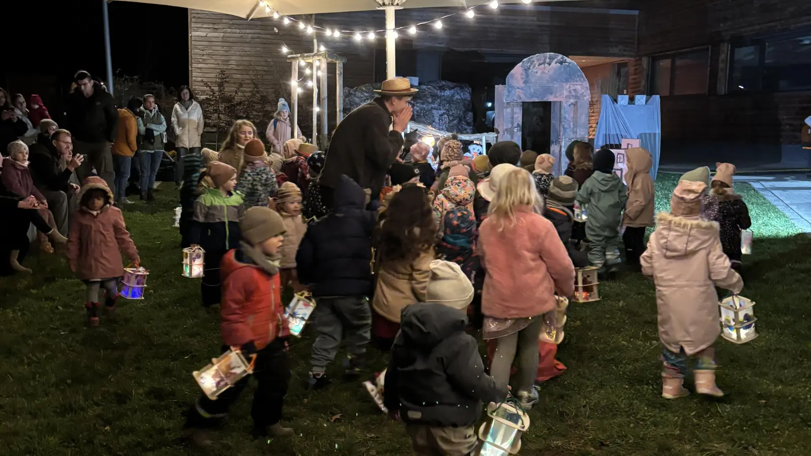 Die Kinder beim Singspiel (Bild: Franziska Trubiano)