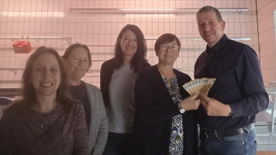 Spendenübergabe von links: Mitarbeiterinnen der Kemnather Tafel, 2. Sprecherin Martina Oguntke, 1. Sprecherin Elisabeth Merkl, 1. Vorsitzender Jürgen Kirchmann, Mitterteicher Tafel. (Bild: Eva Hoffmann)