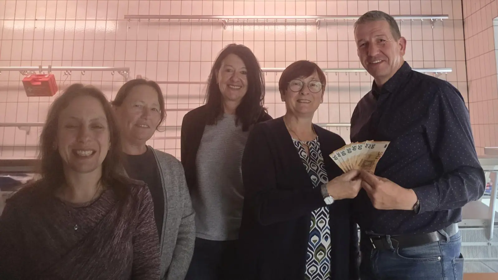 Spendenübergabe von links: Mitarbeiterinnen der Kemnather Tafel, 2. Sprecherin Martina Oguntke, 1. Sprecherin Elisabeth Merkl, 1. Vorsitzender Jürgen Kirchmann, Mitterteicher Tafel. (Bild: Eva Hoffmann)