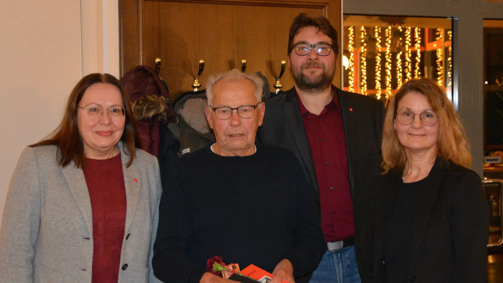 Marold Meyer (Zweiter von links) wurde für 70-jährige Mitgliedschaft geehrt. Stellvertretende Ortsvorsitzende Ingrid Gaudermann, Bezirksvorsitzender Stefan Dietl, Gewerkschaftssekretärin Christin Rappl gratulieren. (Bild: Dieter Weiß)