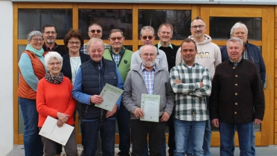  Die anwesenden geehrten Mitglieder mit den Vorständen und Gerhard Lenhart. (Bild: Martina Fischer)