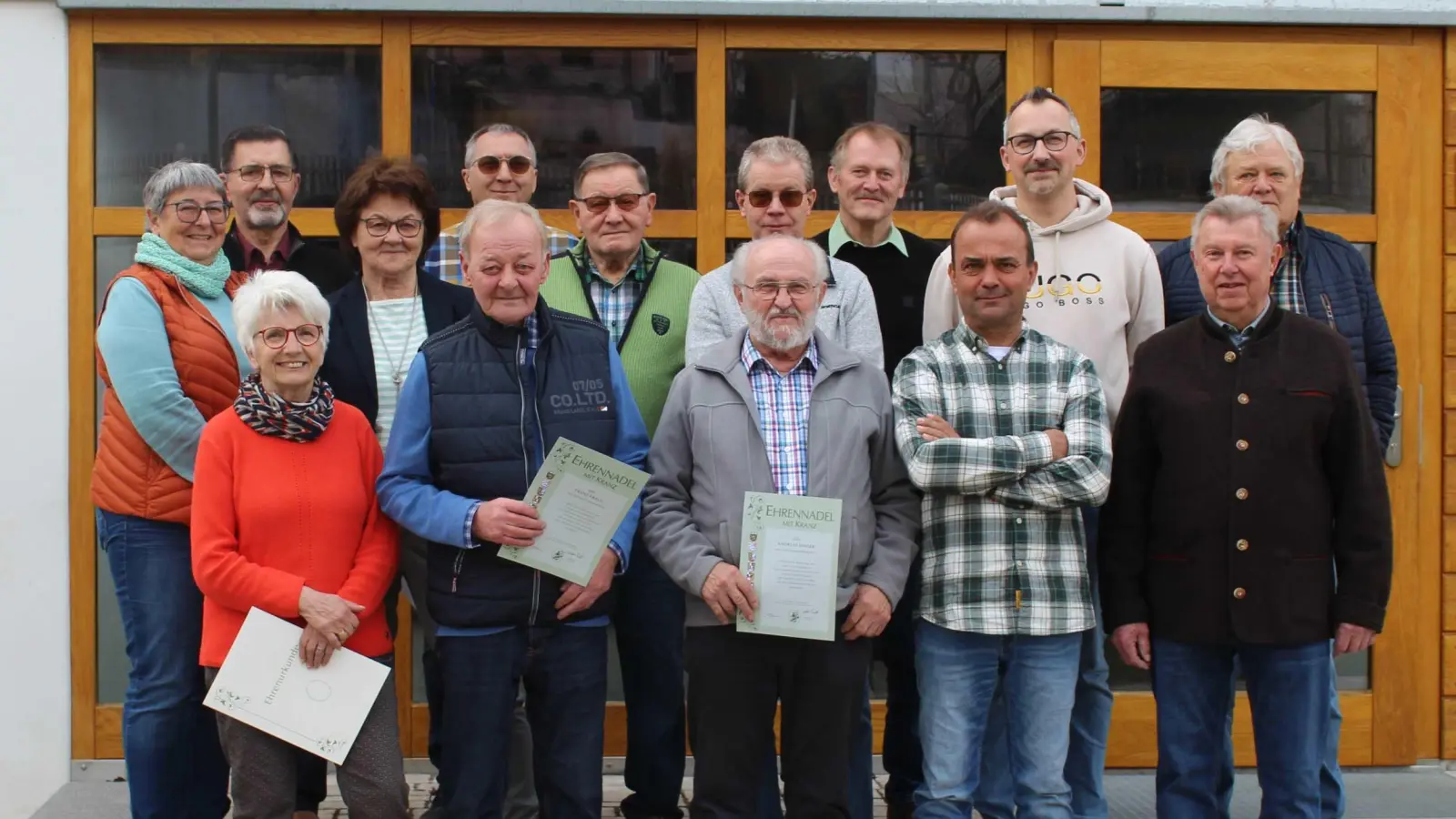  Die anwesenden geehrten Mitglieder mit den Vorständen und Gerhard Lenhart. (Bild: Martina Fischer)