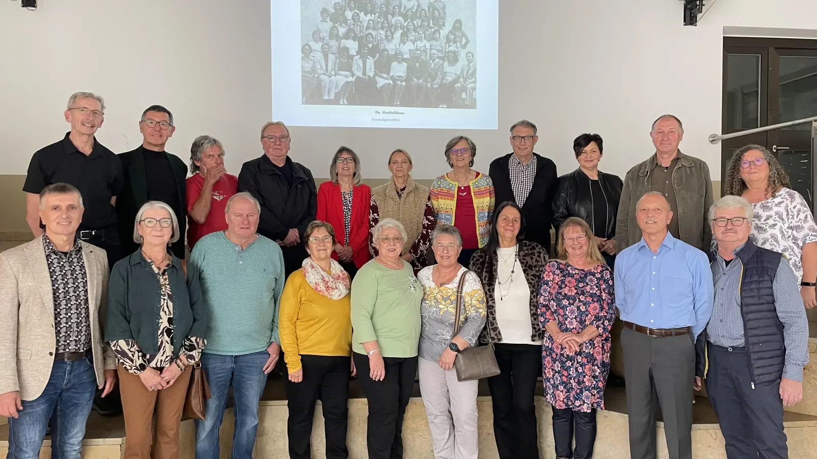 Der Abschlussjahrgang 1974/75 freute sich über ein Wiedersehen in seiner ehemaligen Bildungsstätte. (Bild: Bernhard Miedl)