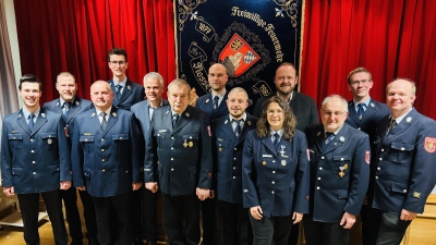 Die Geehrten: hinten: 4 v.l Wolfgang Birkner; vorne: 3 v.l. Gerhard Plödt, 4. v.l. Christoph Strunz, 5.v.l Silke Schulte-Bahrenberg, 6. v.l. Horst Waldmann. (Bild: Ulrich Krapf )