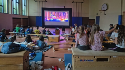 Gespannte Blicke auf die große Leinwand (Bild: Ingrid Behringer)