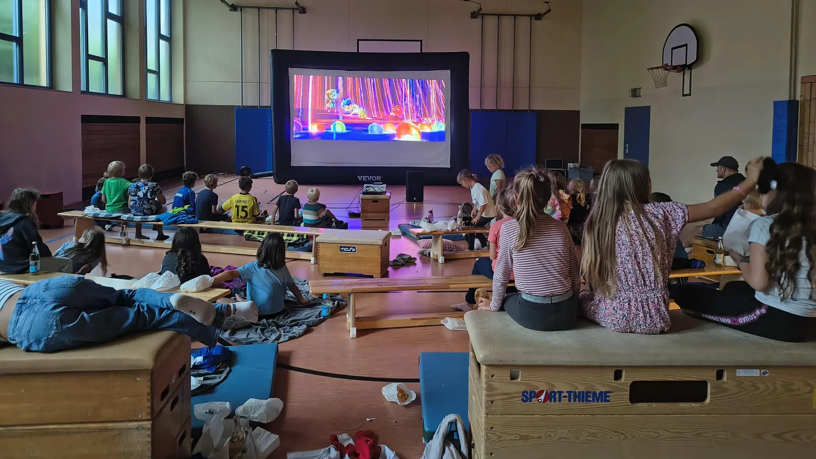 Gespannte Blicke auf die große Leinwand (Bild: Ingrid Behringer)