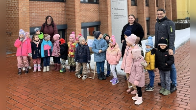 HWK-Geschäftsführer Alexander Stahl empfing die Kinder und die Erzieherinnen des St. Markus Kindergartens in Weiden zu ihrem Mini-Praktikum im Bildungszentrum.  (Bild: Tobias Knauer)