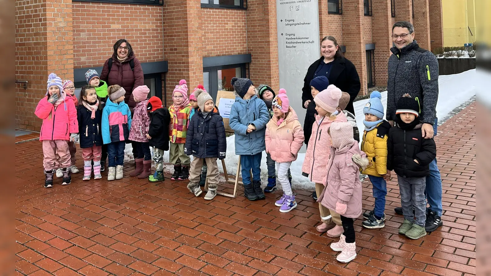 HWK-Geschäftsführer Alexander Stahl empfing die Kinder und die Erzieherinnen des St. Markus Kindergartens in Weiden zu ihrem Mini-Praktikum im Bildungszentrum.  (Bild: Tobias Knauer)