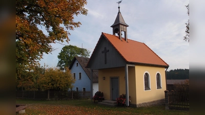Die schmucke Dorfkapelle neben dem großen Kastanienbaum in Ragenwies bildet am Sonntag den Mittelpunkt zum Gründungsgottesdienst um 9.30 Uhr und Gründungfest zur Pfarreiengemeinschaft (Archivbild: Peter Garreiss)