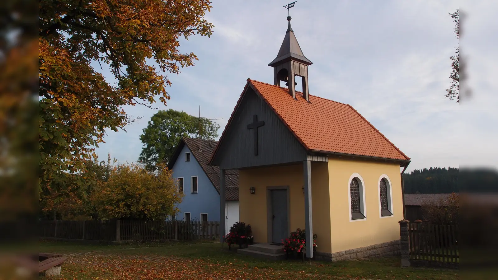 Die schmucke Dorfkapelle neben dem großen Kastanienbaum in Ragenwies bildet am Sonntag den Mittelpunkt zum Gründungsgottesdienst um 9.30 Uhr und Gründungfest zur Pfarreiengemeinschaft (Archivbild: Peter Garreiss)