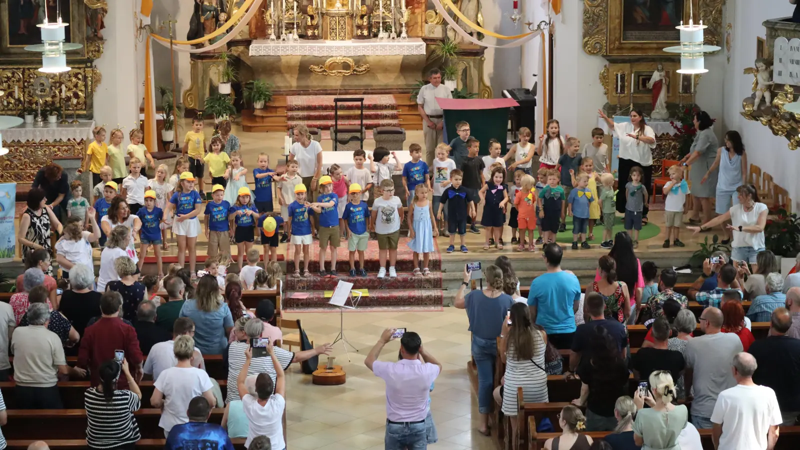 Die Kinder des Kindergartens St. Johannes Maria Vianney, zeigten sich als kleine Schauspieler und erhielten dafür reichen Beifall.. (Bild: Alexandra Gailitzdörfer)